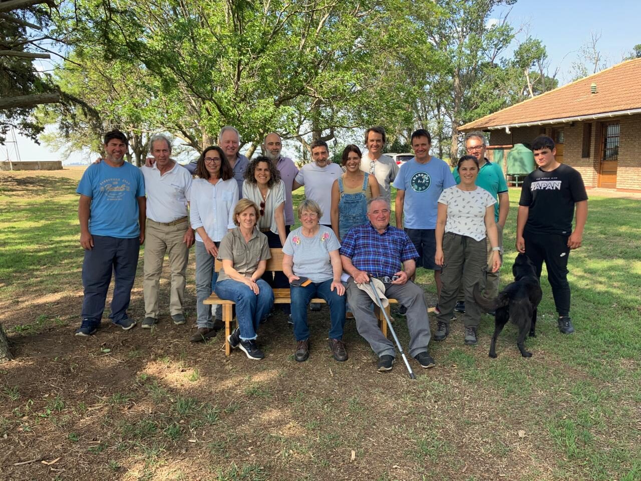 Integrantes del grupo Horizonte Agroecológico reunidos en el campo